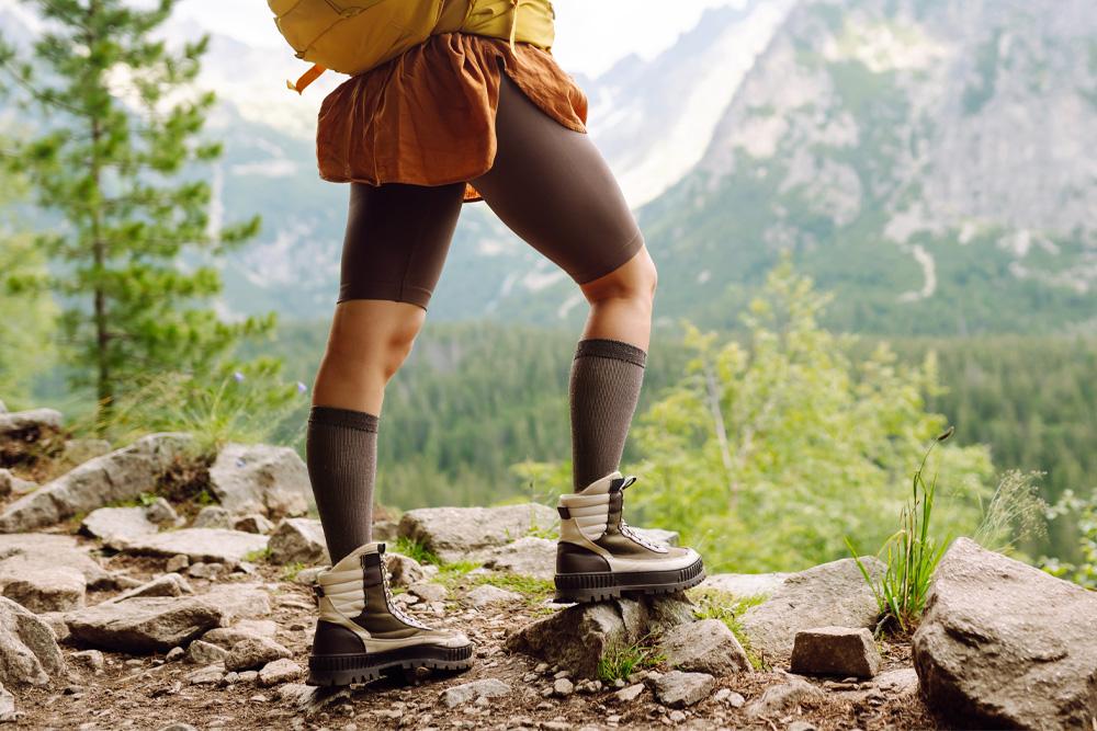 Sulle vette del comfort: perché scegliere le calze per trekking compressive per scalate e alpinismo